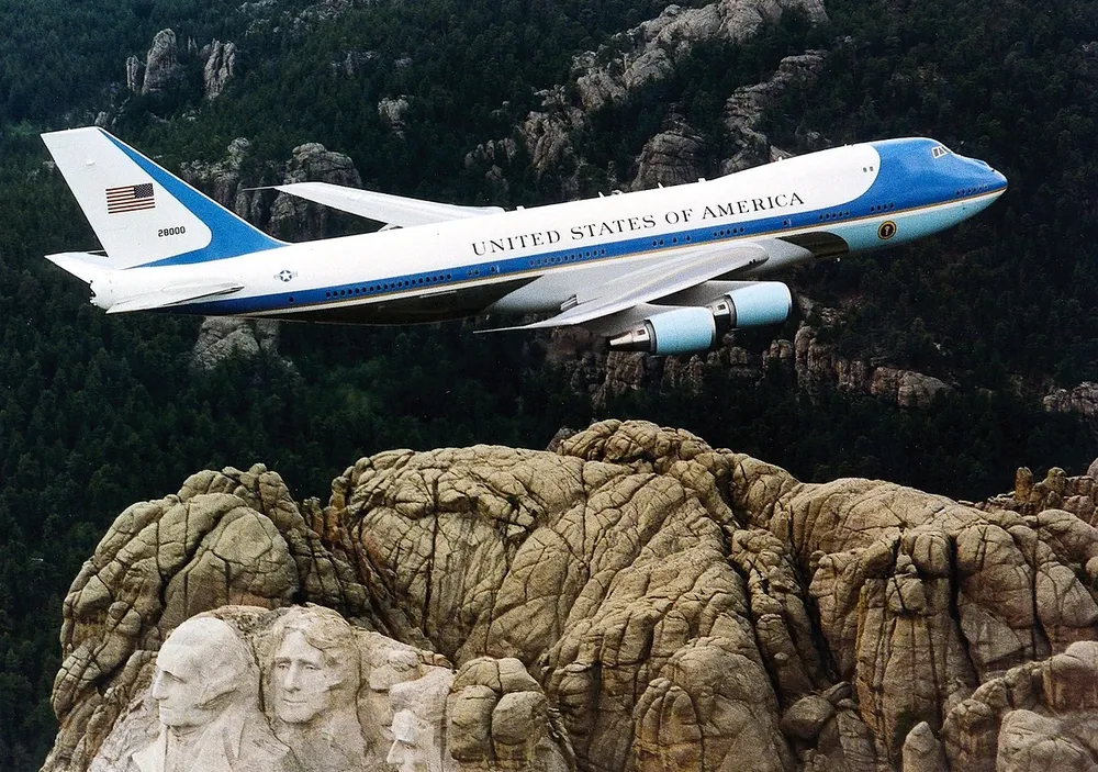 Jacek Jackowski (nowyhoryzont.blog.pl, wpis z 20 VI 2013): "To chyba moja zasługa, ponieważ w czasie studiów mieszkałem z Robertem Jagodzińskim z Air Force One. To był chłopak z Warszawy, chyba do dzisiaj w branży muzycznej – pracował w EMI, teraz też w jakiejś wytwórni muzycznej jest dyrektorem. W Air Force One grywał z Maciejem Świtońskim – lekarz, „chirurg miękki” z Bydgoszczy, Tomek Pacanowski chyba tam był… Dzięki Robertowi spotykaliśmy się gdzieś na próbach – ja byłem parę razy u nich, Air Force One było u nas w Strzelnie, wtedy z nimi graliśmy. On usłyszał jak gramy i mówi – "Fajnie, fajnie, to może byśmy kiedyś tam się spotkali?". Tak od słowa do słowa i drugi raz wspólnie zagraliśmy w Koronowie". Do Widzenia w Koronowie (fot. ze zbiorów Miejsko-Gminnego Ośrodka Kultury i Rekreacji w Strzelnie) 